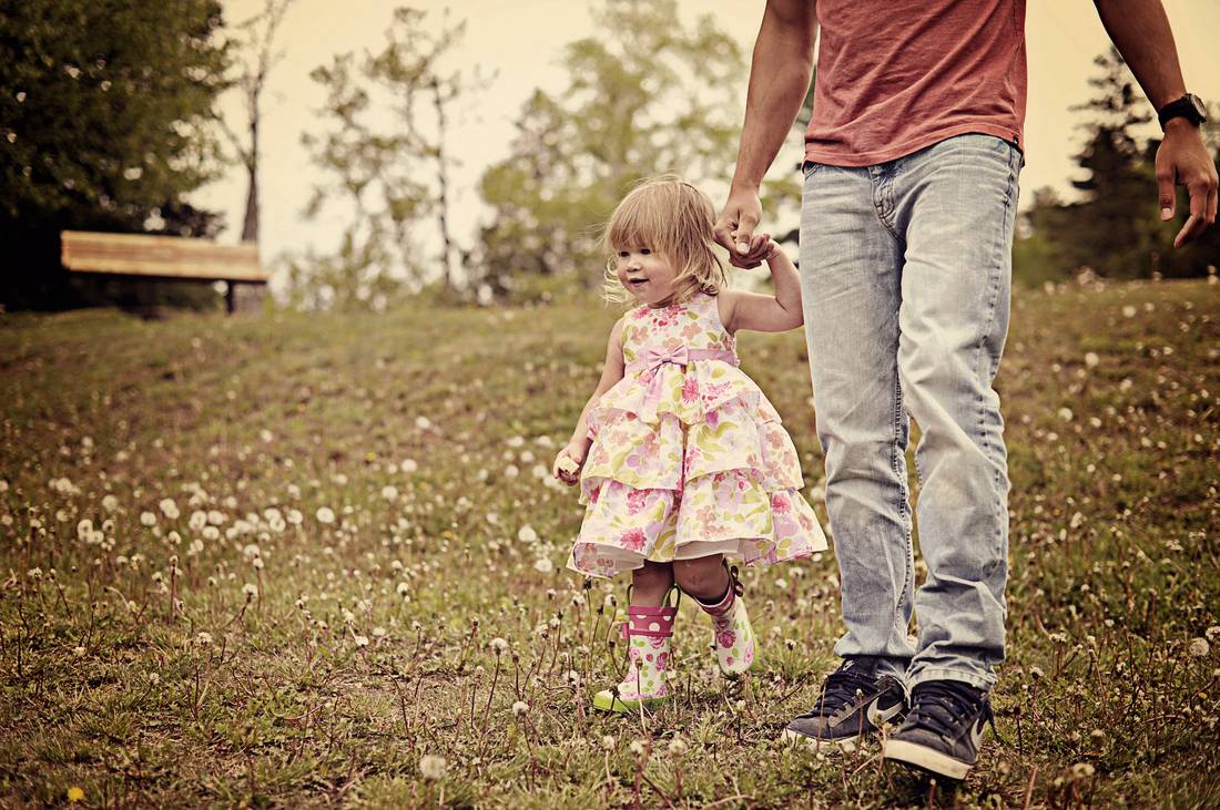 5 commitments of a great father: Dad holding his little girl's hand, walking
