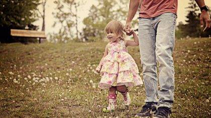 5 commitments of a great father: Dad holding his little girl's hand, walking